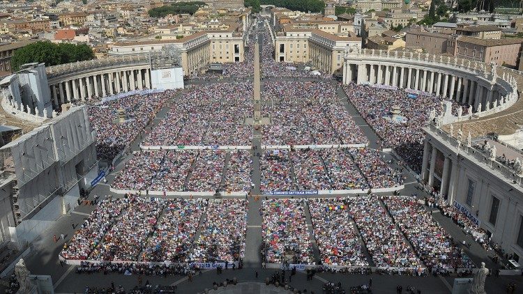 Slávnosť Zoslania Ducha Svätého na Námestí sv. Petra vo Vatikáne 18. mája 2013