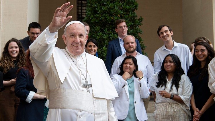 教皇フランシスコと信徒たち