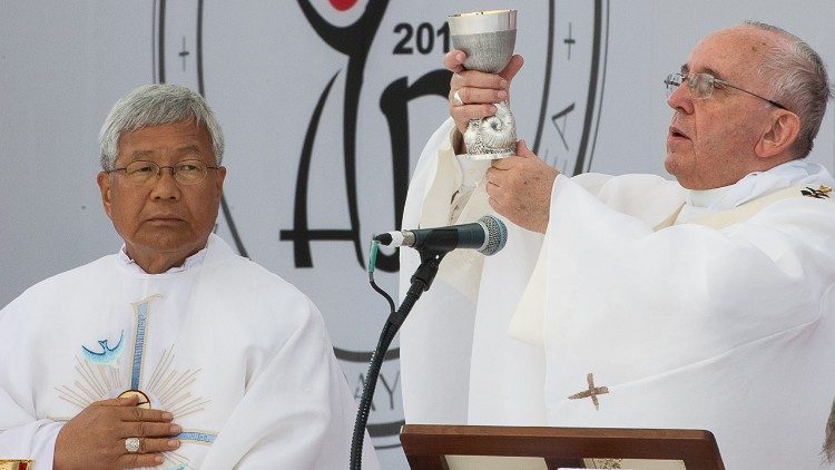 Pápež František s Mons. Lazzarom You Heung-sikom  pri slávení Eucharistie v Južnej Kórei v roku 2014 