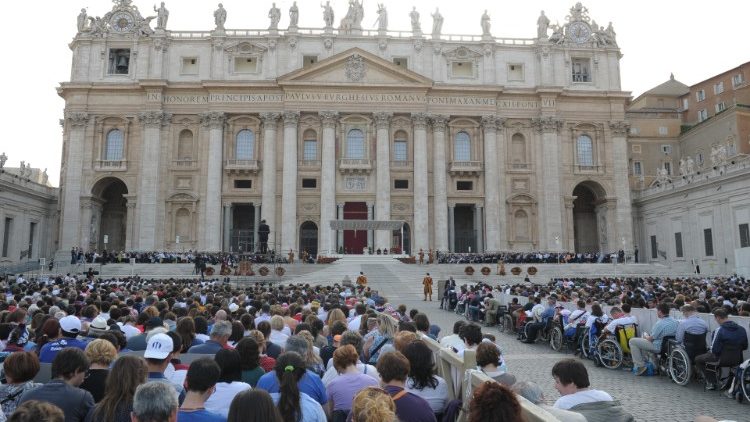 Fedeli di associazioni e movimenti laicali in Piazza san Pietro per la Veglia di Pentecoste col Papa (2013)