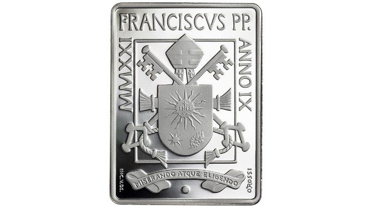 Die Rückseite der Münze mit dem Wappen von Papst Franziskus