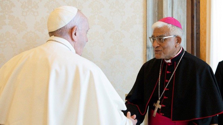 El Papa saluda a Monseñor Cabrejos, presidente del CELAM y de la Conferencia Episcopal Peruana.