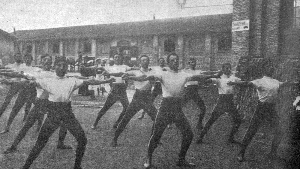 Photo publiée dans "L'Osservatore Romano" du 29 septembre 1908, au sujet du concours de gymnastique organisé au Vatican en présence du Pape Pie X.