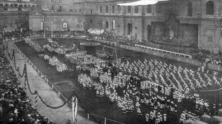 Settembre del 1908: primo concorso ginnastico cattolico internazionale in Vaticano. Il Cortile del Belvedere diventa uno stadio. Partecipa anche una squadra di non vedenti. Gli atleti si esibiscono davanti a Papa Pio X.