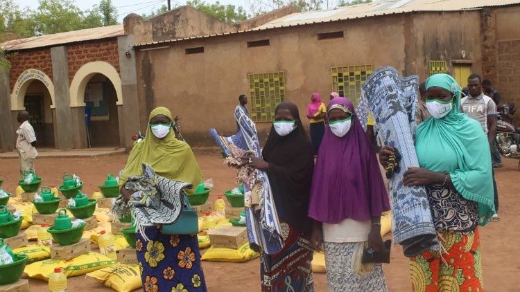 Profughi ricevono aiuti alimentari e generi di prima necessità dalle scuole lasalliane in Burkina Faso