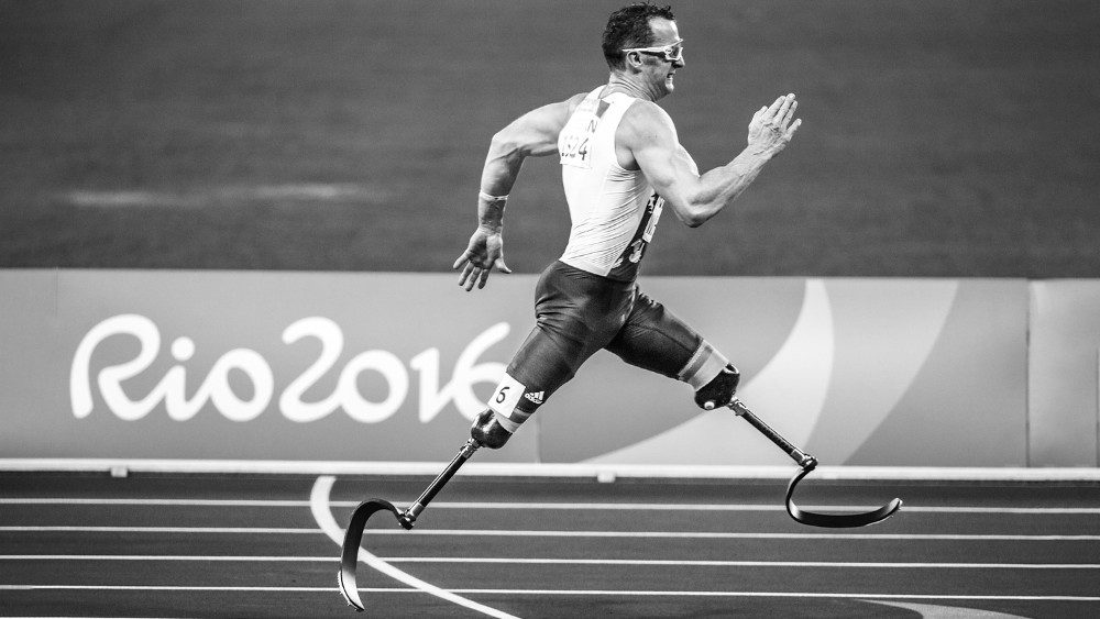 Un atleta disabile sulla pista di atletica
