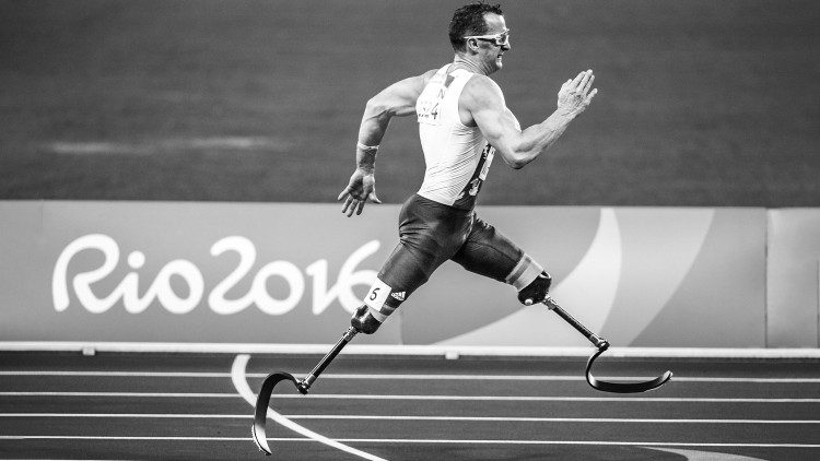 Un atleta disabile sulla pista di atletica