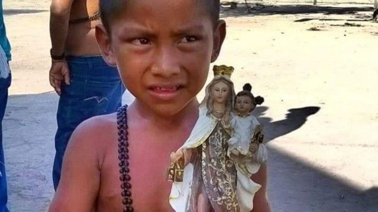 Indigenen-Junge in Brasilien