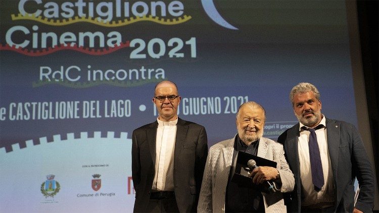 Monsignor Davide Milani, a sinistra, con Pupi Avati e l'assessore al Turismo del comune di Perugia Giottoli