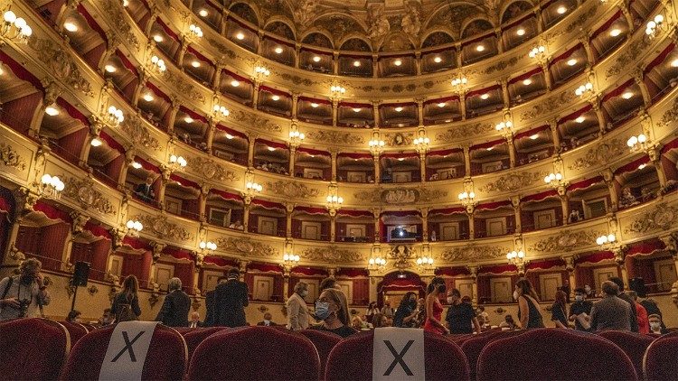 Il pubblico in platea e nei palchi del Teatro Morlacchi di Perugia. Foto Karen di Paola