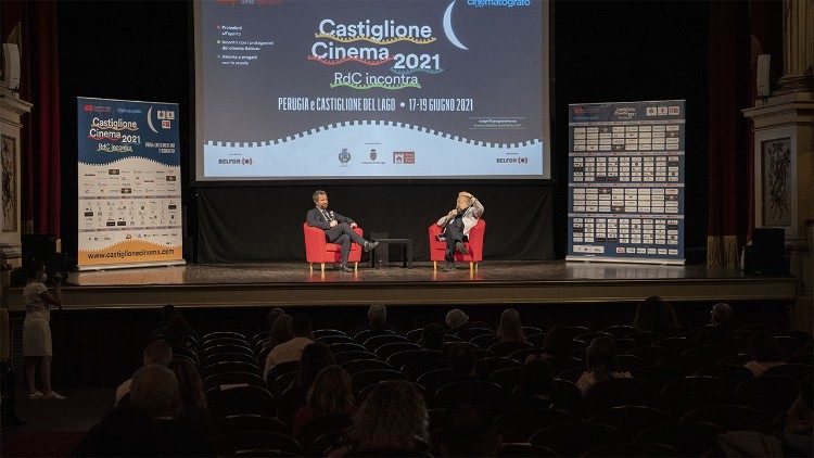 Il dialogo tra Avati e il giornalista Pontiggia sul palco del Teatro Morlacchi di Perugia