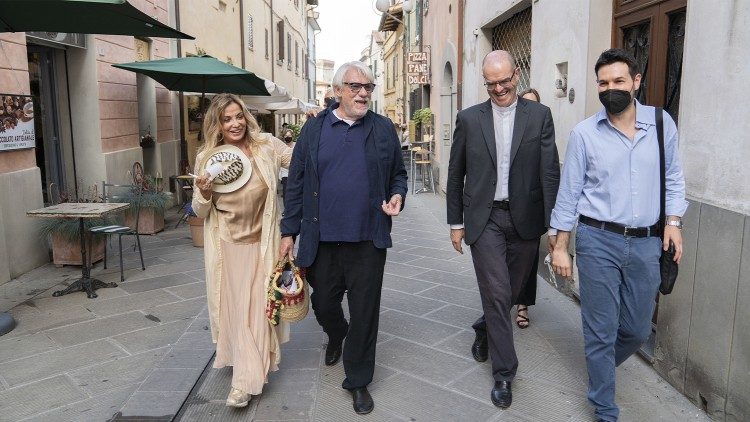  Da sinistra: Simona Izzo, Ricky Tognazzi, monsignor Milani e il direttore artistico di Castiglione Cinema Gianluca Arnone
