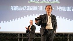 Castiglione-Cinema-2021-palco-premio-Francesco-Bruni-don-Milani-foto-Karen-Di-PaolaAEM.jpg
