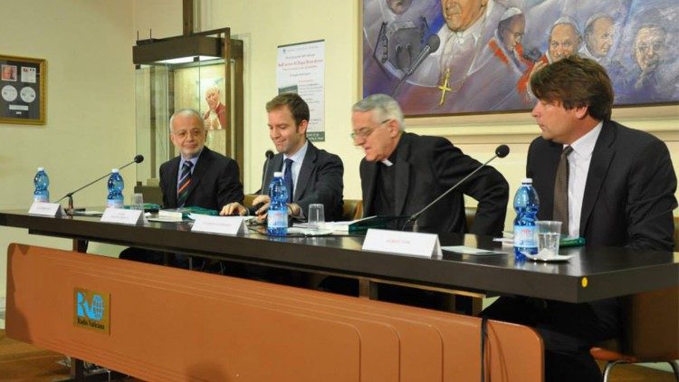 Salvatore Mazza, il primo a sinistra, in una conferenza alla Radio Vaticana