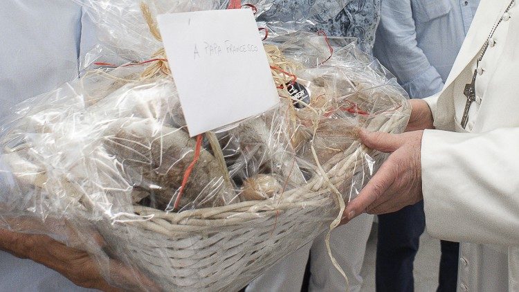Il cesto con il pane preparato dai detenuti e regalato al Papa