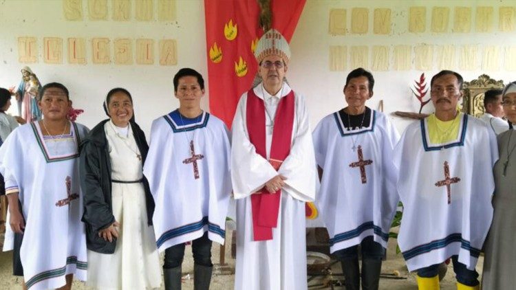 Dom Rafael Cob com os cinco indígenas que receberam os ministérios