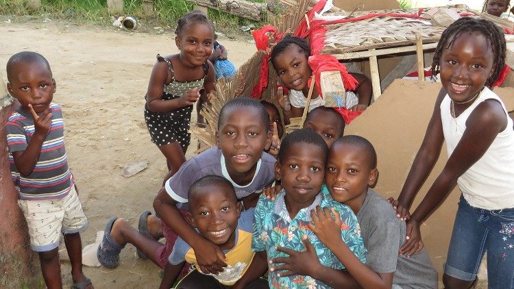 Crianças na Beira (Moçambique), na celebração da Semana Santa