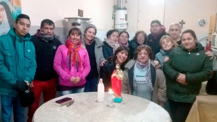 Membri ai asociației de caritate „Noche de Caridad”, din Argentina
