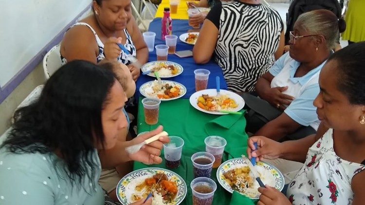 Arrecadação de alimentos representa o cuidado com as famílias carentes e uma expressão de diálogo com toda a comunidade. 