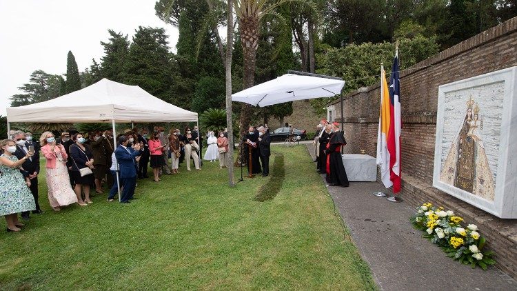 La ceremonia de bendición del mosaico fue presidida por el Cardenal Giuseppe Bertello, Gobernador del Estado de la Ciudad del Vaticano.