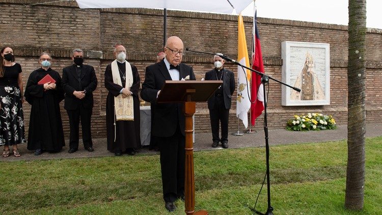 La iniciativa de regalar un mosaico chileno de la Virgen del Carmen al Vaticano fue del embajador ante la Santa Sede, Octavio Errázuriz.