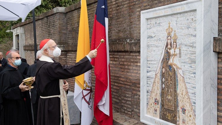 El Cardenal Celestino Aós Braco, OFM cap, Arzobispo de Santiago de Chile, bendice la imagen de la Santísima Virgen del Carmen, Reina y Patrona del país.