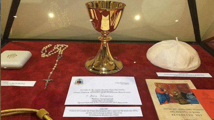 Bei den Objekten handelt es sich um Original-Gegenstände, die Joseph Ratzinger/Benedikt XVI. als Priester benützt hat.