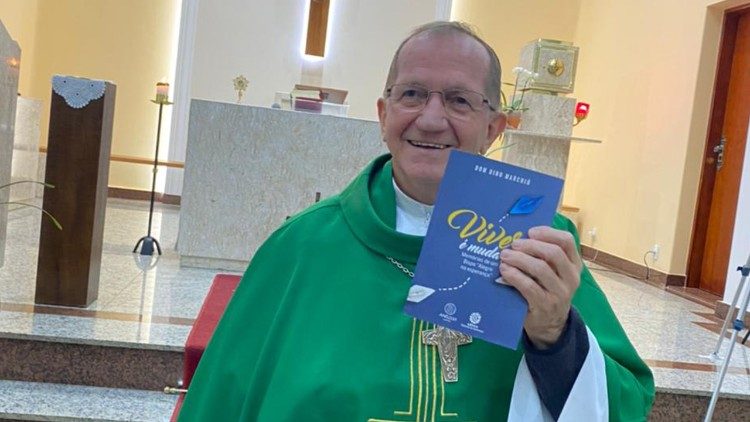 Dom Dino Marchió com o seu livro “Viver é mudar” 