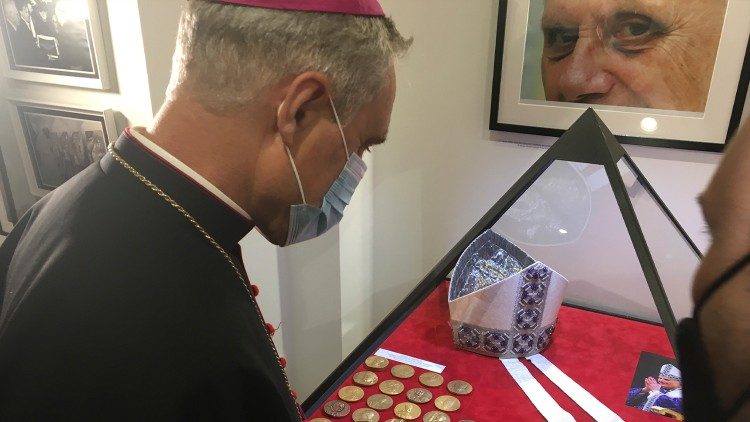 Erzbischof Gänswein schaut sich die Ausstellung an