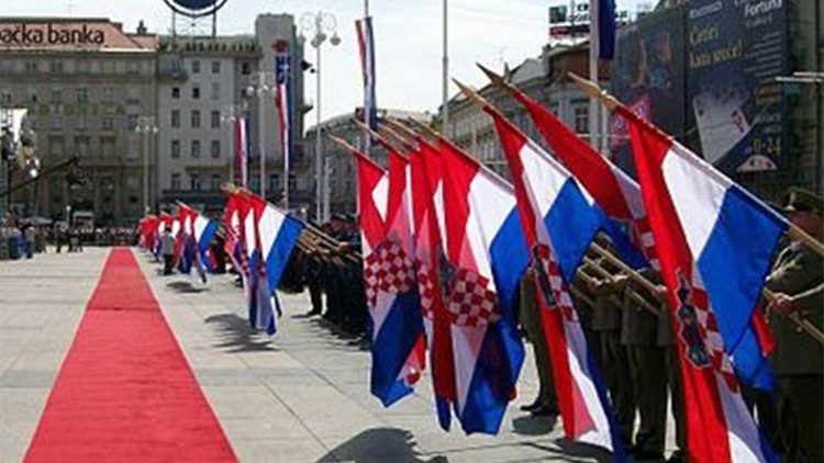 Hrvatske zastave na Trgu bana J. Jelačića