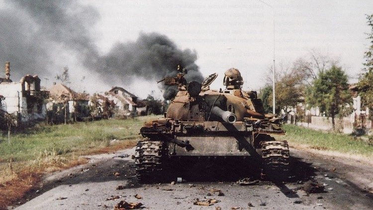 Un carro armato dell'esercito jugoslavo distrutto durante la guerra in Croazia