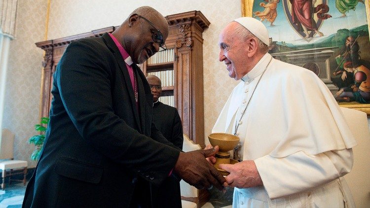 프란치스코 교황과 만나고 있는 판티 필리부스 무사 루터교세계연맹 의장
