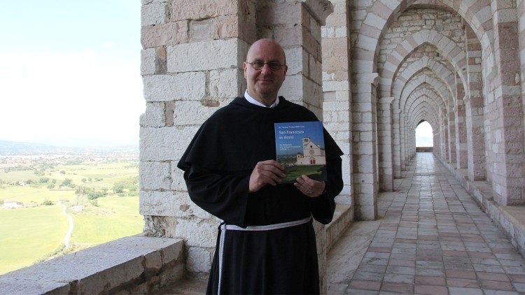 Bruder Thomas Freidel  in Assisi mit seinem neuen Buch „San Francesco in Assisi. Die Botschaft des heiligen Franziskus in Bildern“