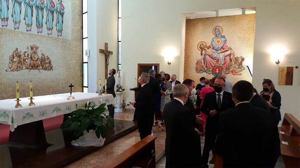 Diplomati európskych krajín počas prehliadky umeleckých diel v Kostole sv. Cyrila a Metoda