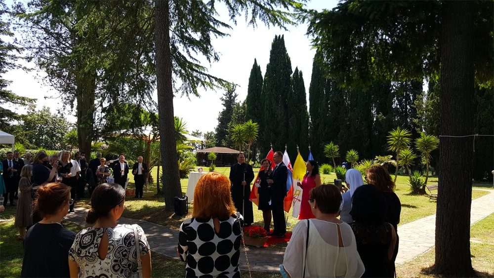 Slávnostná recepcia v záhrade Pápežského slovenského kolégia