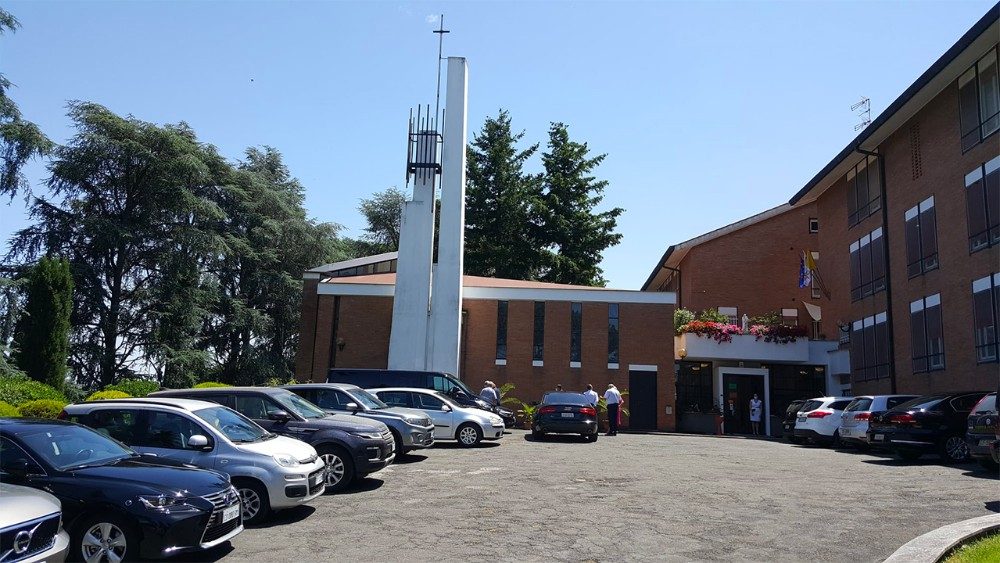 Pohľad na vchod a kostol