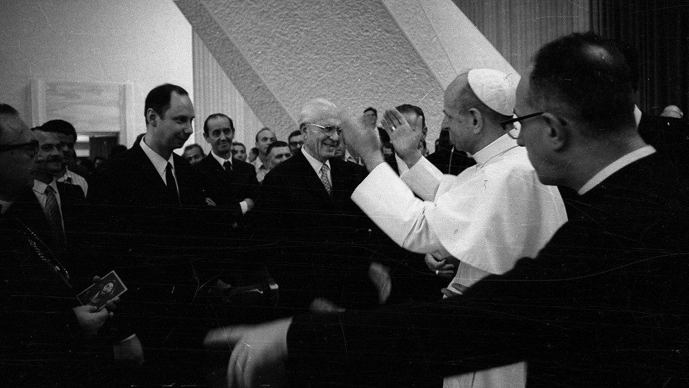 Pápež Pavol VI. pri pozdrave architekta Piera Luigi Nerviho
