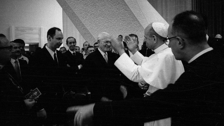 Pablo VI saluda al arquitecto Pier Luigi Nervi (30 de junio de 1971)