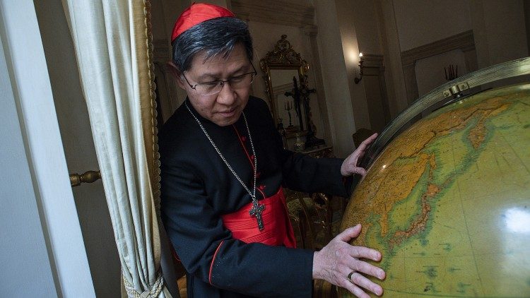 Le cardinal Tagle, préfet de la Congrégation pour l'Évangélisation des Peuples, devant un globe terrestre.
