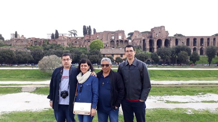 Clédima Aguiar de Carvalho, Fundadora da Comunidade de Aliança Rabi, com a família em Roma.