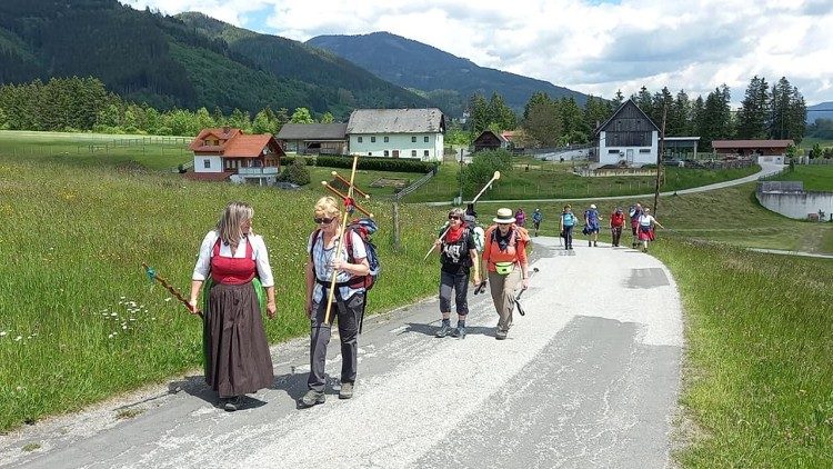 Un gruppo di camminatori austriaci lungo la Romea Strata