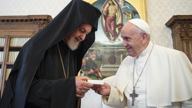 Der orthodoxe Metropolit Emmanuel von Chalzedon und Papst Franziskus