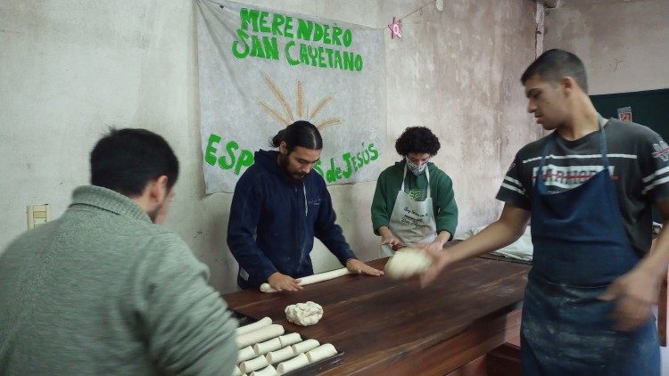 Los jóvenes fabrican pan desde una parroquia en Villa Trujui.