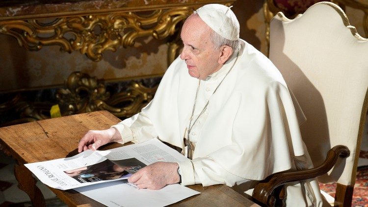 František čte l'Osservatore Romano.
