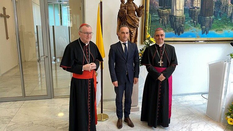 Kardinalstaatssekretär Pietro Parolin in Berlin, in der Mitte der deutsche Außenminister Heiko Maas, rechts Nuntius Eterovic, 30.6.2021