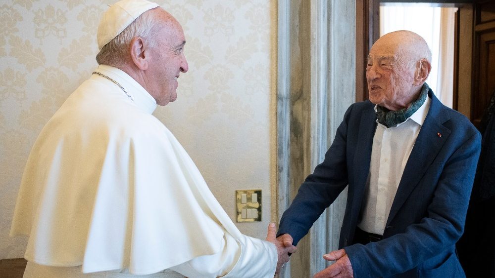 Påven hyllar Morin i ett budskap till UNESCOs rundabordssamtal 2 juli. Arkivfoto från möte i Vatikanen 2019.
