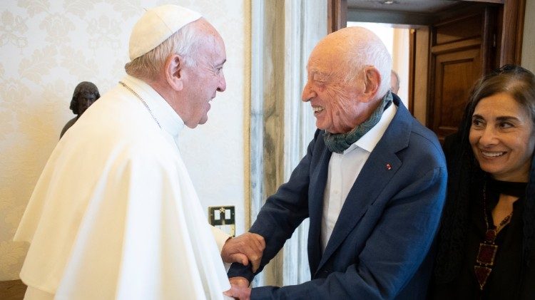 Papa Francisc primind vizita lui Edgar Morin pe 27 iunie 2019 în Cetatea Vaticanului.