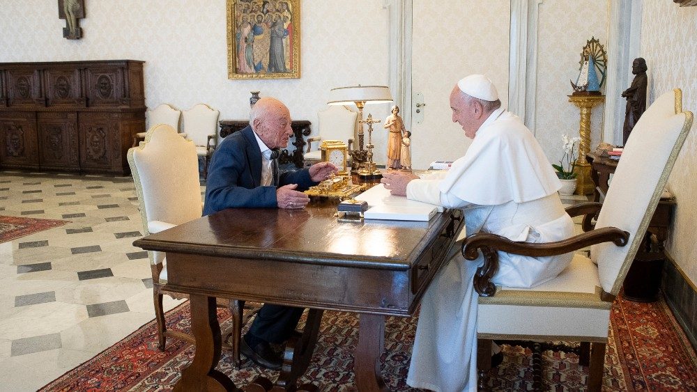 Påven hyllar Morin i ett budskap till UNESCOs rundabordssamtal 2 juli. Arkivfoto från möte i Vatikanen 2019.