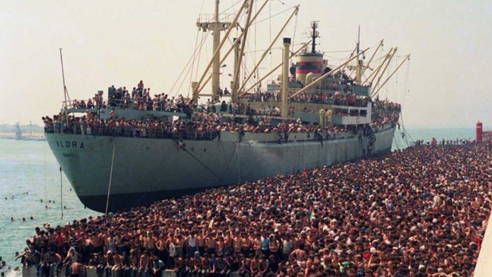L'arrivo a Bari della nave Vlora carica di profughi albanesi nell'agosto 1991 (foto ANSA/LUCA TURI/SIR) asa.jpg