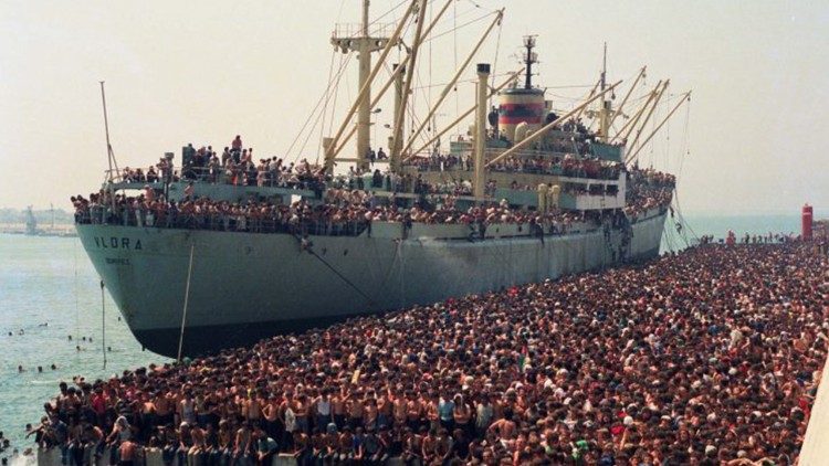 L'arrivée à Bari du cargo Vlora, chargé de réfugiés albanais, le 8 août 1991.